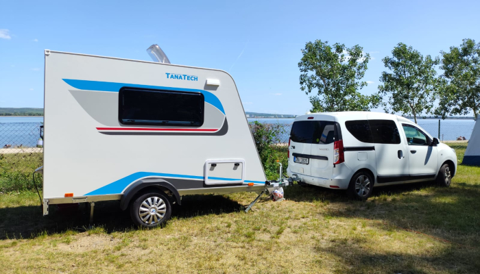 Minikaravan je vybaven 3x okny s roletkami a moskytierou