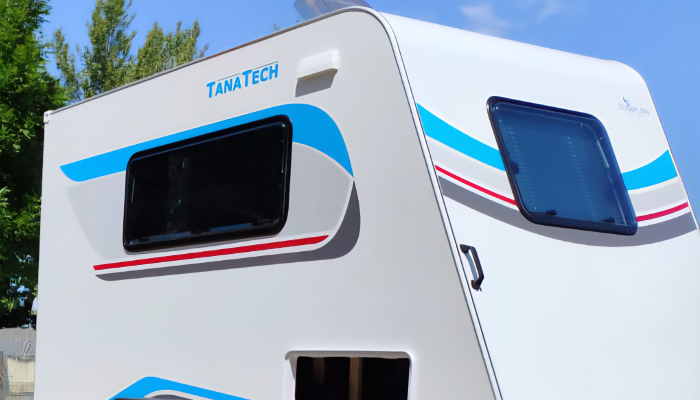 Velké úložné prostory pod spací vestavbou a zároveň přístup z venku