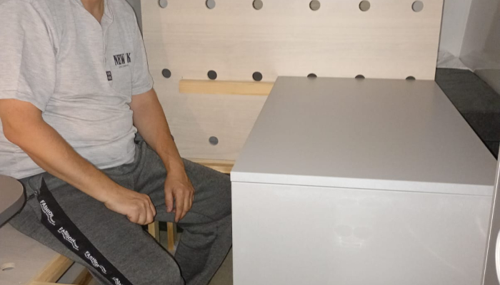 Dodatečný přídavný stolek v minikaravanu polohovatelný pro 1 osobu 