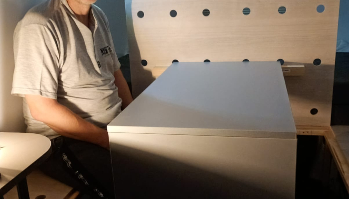 Dodatečný přídavný stolek v minikaravanu polohovatelný pro 2 osoby jiná poloha